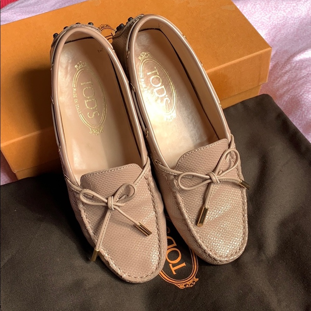 Tod’s Nude leather loafers